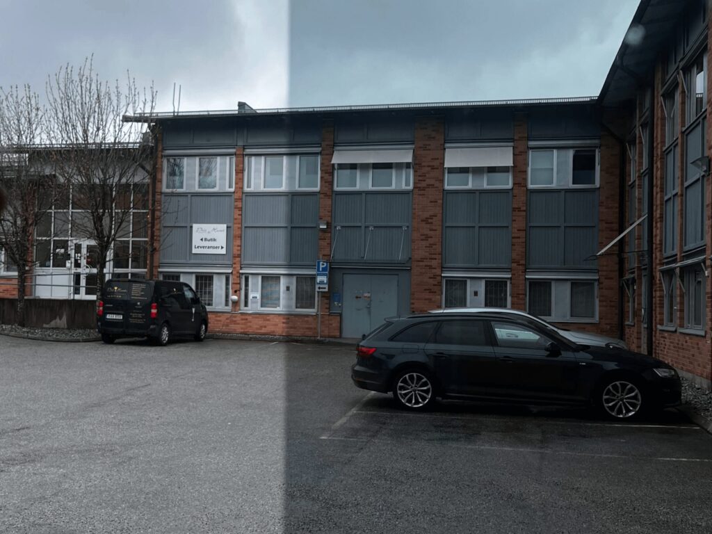 Fönster med QX40 solfilm jämfört med vanligt glas, visande skillnaden i ljusgenomsläpp och komfort.