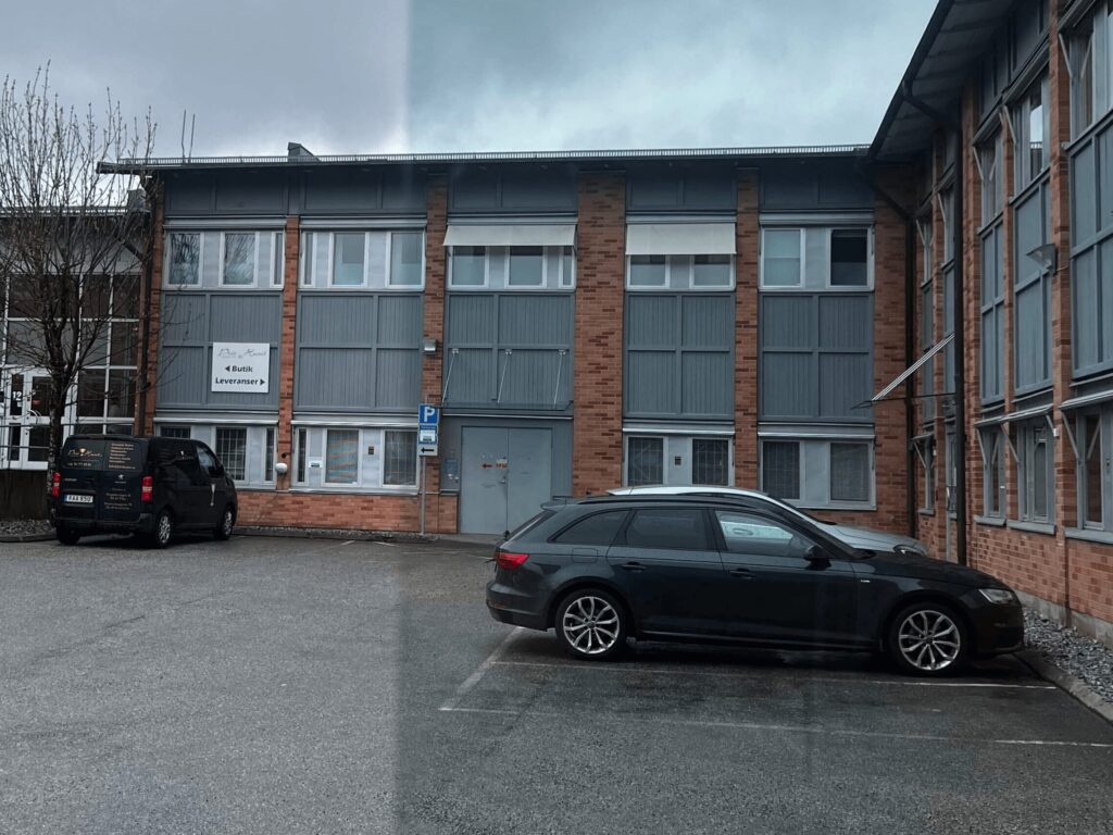 Fönster med QX70 solfilm jämfört med vanligt glas, visande skillnaden i ljusgenomsläpp och klarhet.