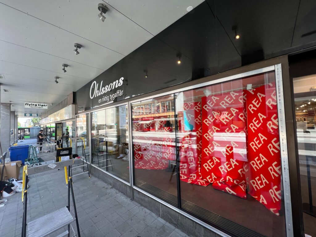 Glasbyte på Ohlssons tygbutik i Uppsala