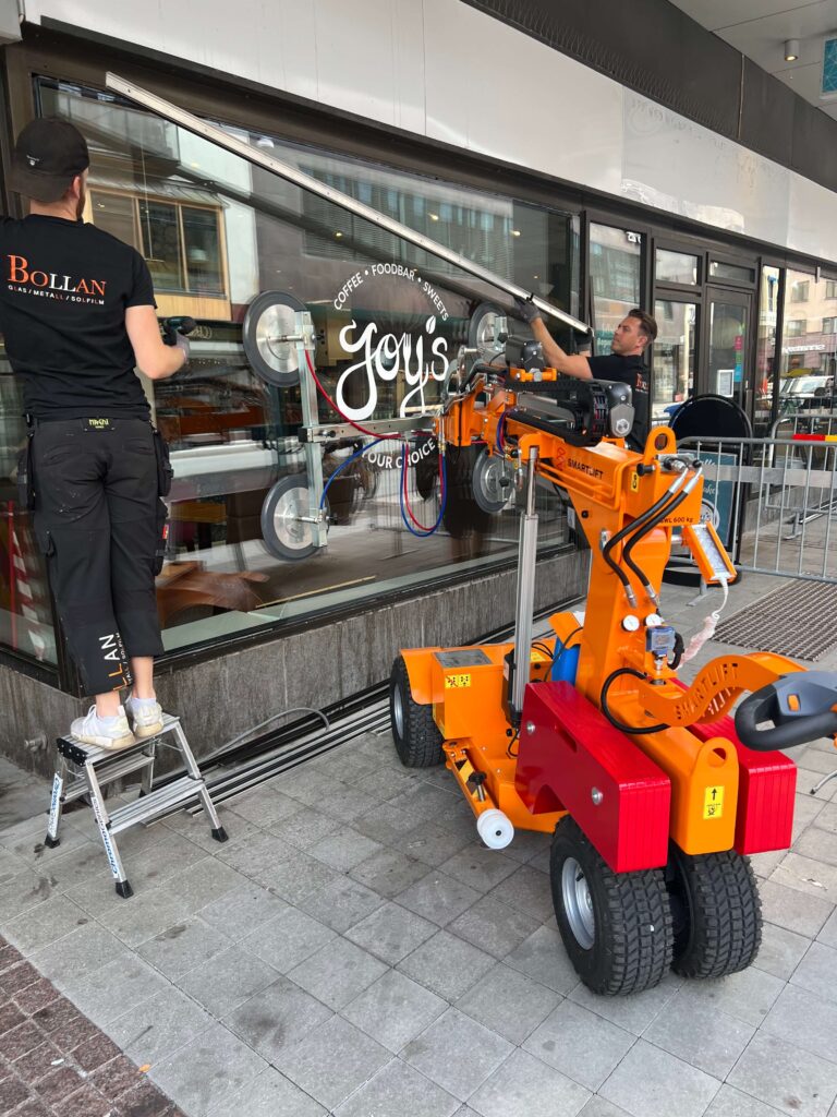 Bollan AB installerar glas vid Kv Sala