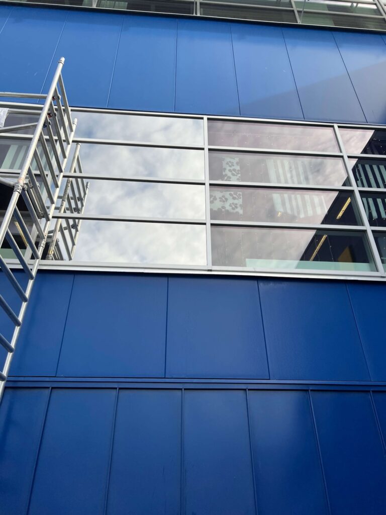 Närbild av solfilm installerad på IKEA i Uppsala