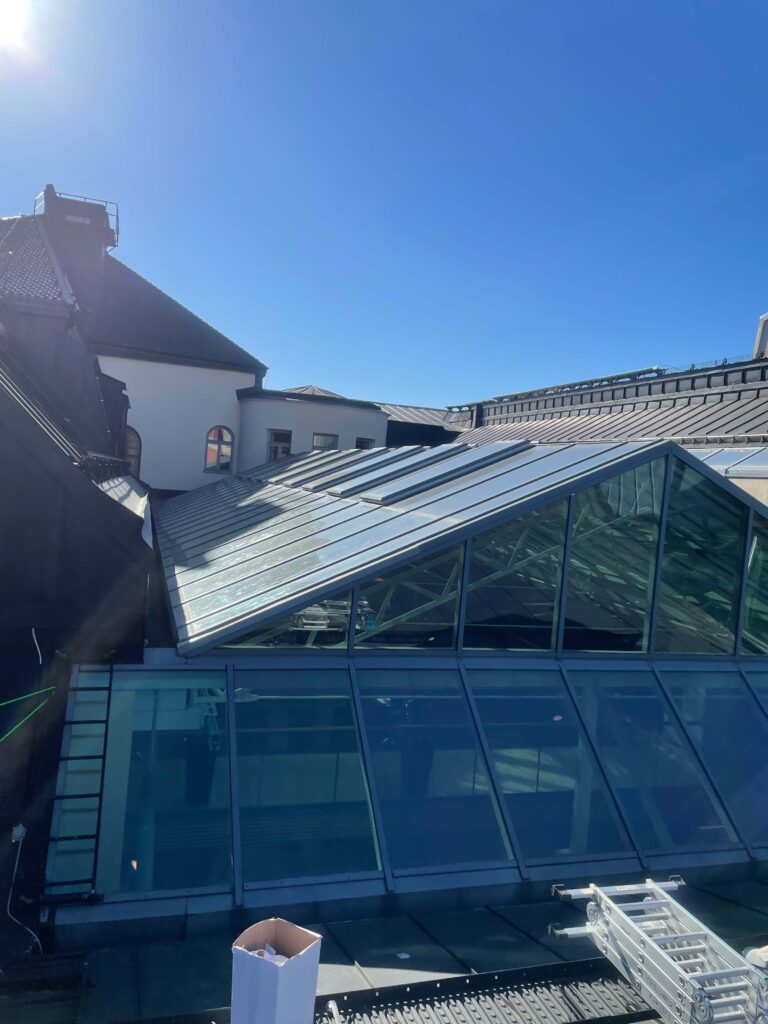 Takterrass med glasinstallation på Blaiseholmen i Stockholm.