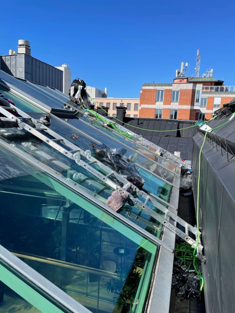 Arbetare installerar glas på taket av Blaiseholmen i Stockholm