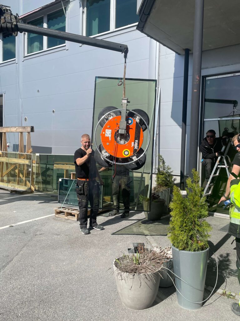 Installationsarbete med glaslyft vid ChromoGenics huvudkontor