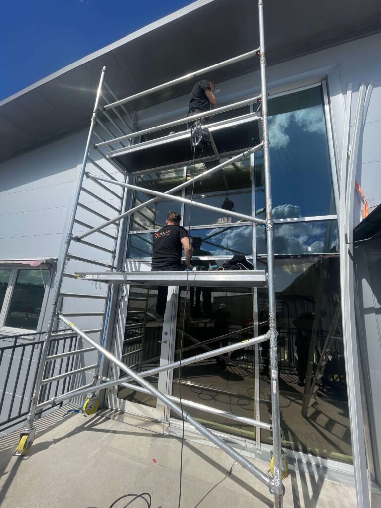 Installationsteam monterar glaspartier på ChromoGenics HQ