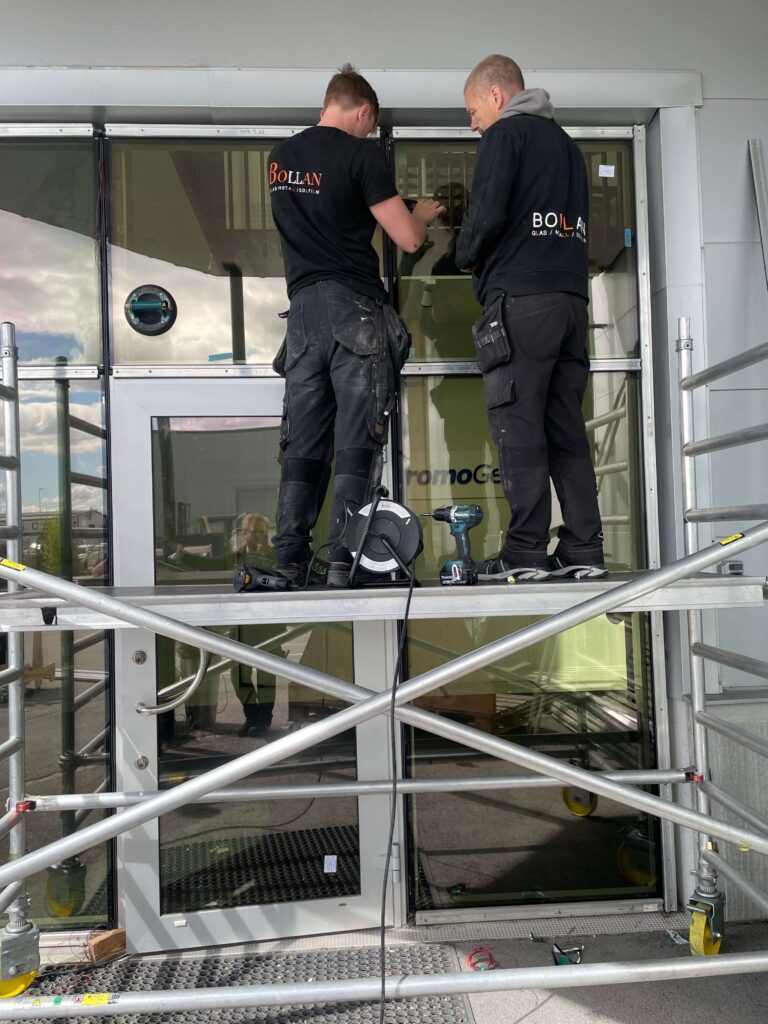 Slutmontering av glas vid ChromoGenics HQ