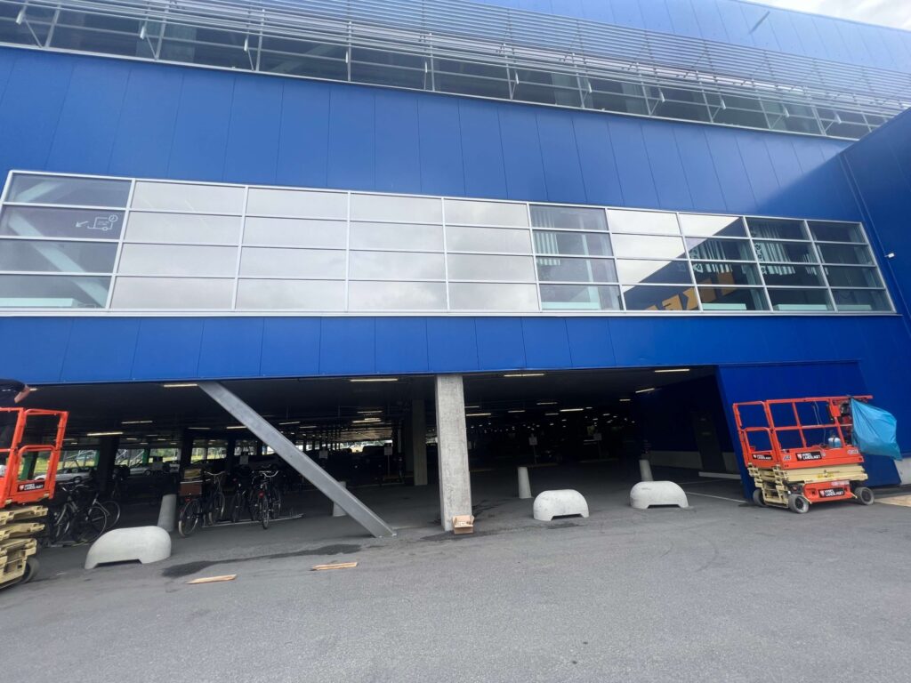 Exteriörvy av IKEA byggnaden med solfilm på vissa fönster