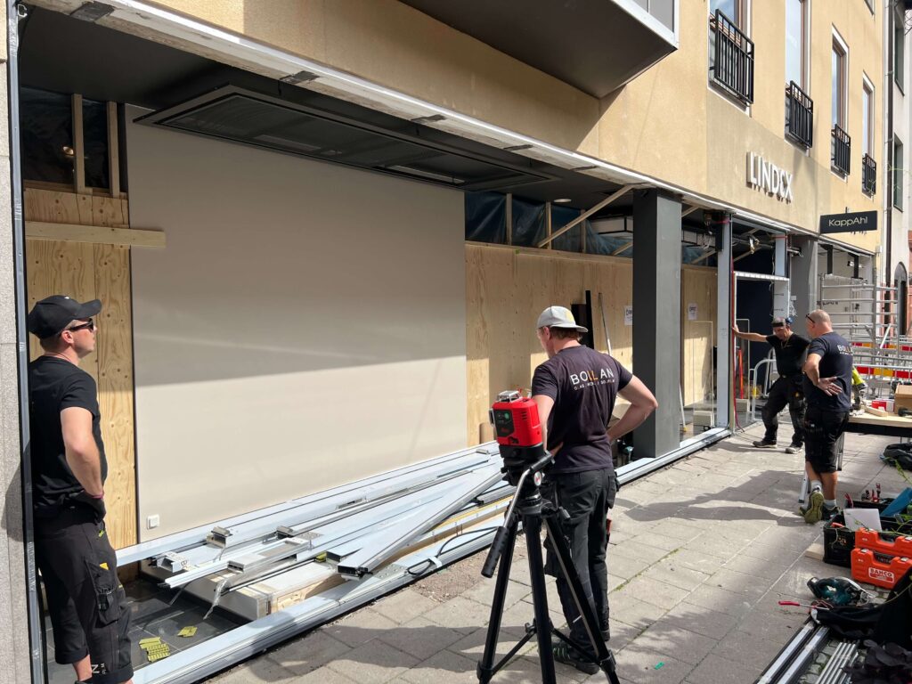 Pågående fönsterinstallation på Kv Kransen