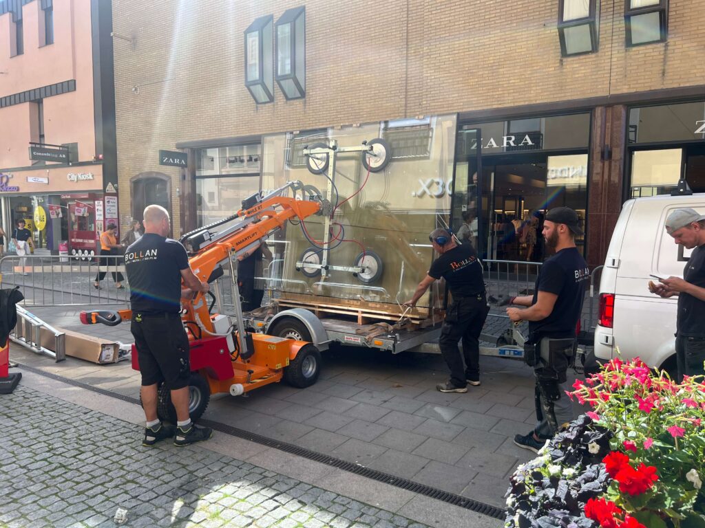 Utsida av fasaden med nya fönster på Kv Kransen