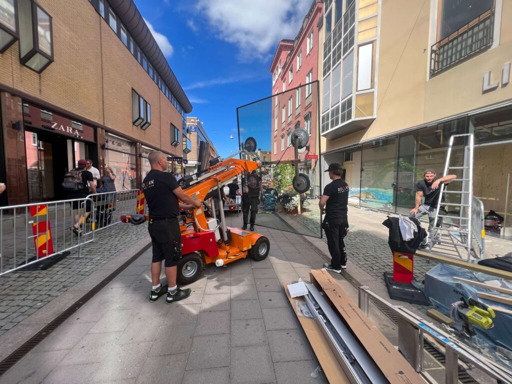 Fönsterarbete vid Kv Kransen, centrala Uppsala